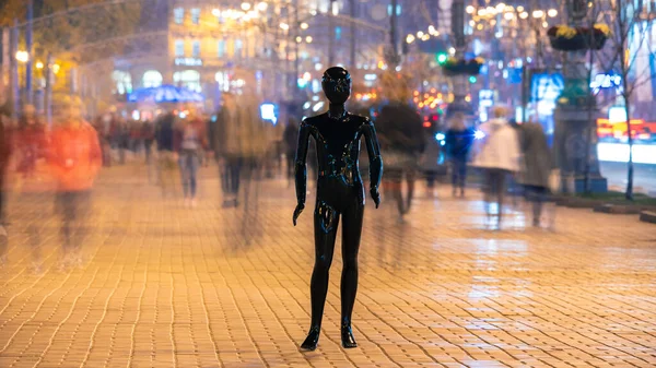 Manekin Hitam Berdiri Jalan Kerumunan Waktu Malam — Stok Foto