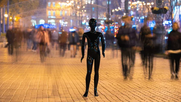 Manekin Berdiri Jalan Kerumunan Waktu Malam — Stok Foto