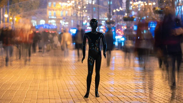 Manekin Hitam Berdiri Jalan Kerumunan Waktu Malam — Stok Foto