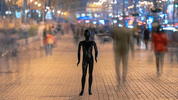 Boneco Preto Rua Noite Com Pessoas — Fotografia de Stock