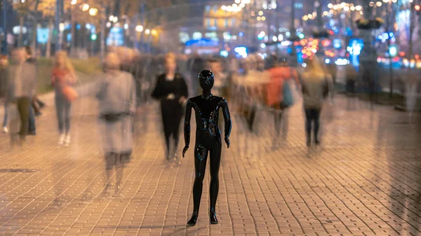 Dummy Berdiri Jalan Malam Dengan Orang Orang — Stok Foto