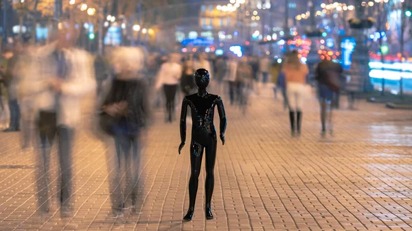 Manekin Berdiri Jalan Antara Aliran Orang — Stok Foto