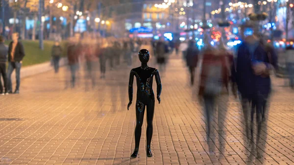 Manekin Hitam Berdiri Jalan Antara Aliran Orang — Stok Foto