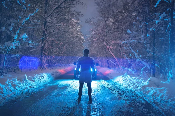 Mies Seisoo Autoa Vasten Metsätiellä Ilta Aika — kuvapankkivalokuva