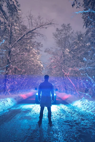 Mies Seisoo Autoa Vasten Lumisella Tiellä Ilta Aika — kuvapankkivalokuva