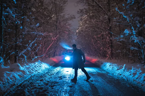 Mannen Står Den Snødekte Veien Mot Bilen Kveldstid – stockfoto