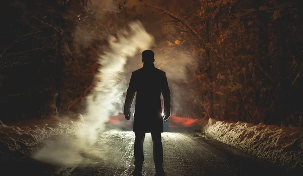 Homem Está Perto Fumaça Estrada Nevada Noite Noite Tempo — Fotografia de Stock