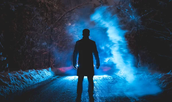 Άνθρωπος Στέκεται Κοντά Στο Μπλε Καπνό Στο Χιονισμένο Δρόμο Βραδινή — Φωτογραφία Αρχείου