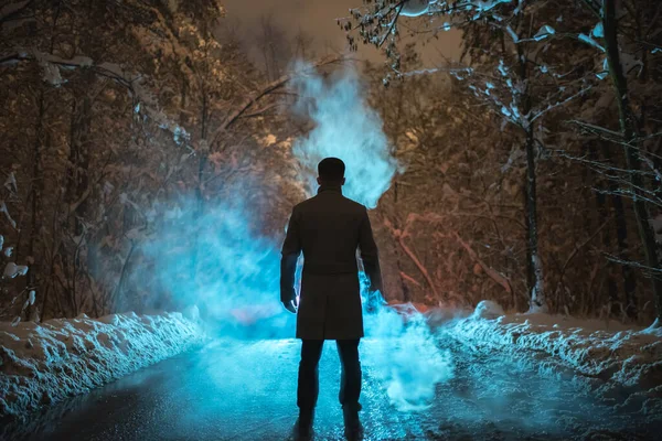 Mies Seisoo Savun Lähellä Talvimetsässä Ilta Aika — kuvapankkivalokuva