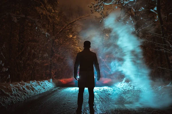 Mannen Står Ved Røyken Skogsveien Kveldstid – stockfoto