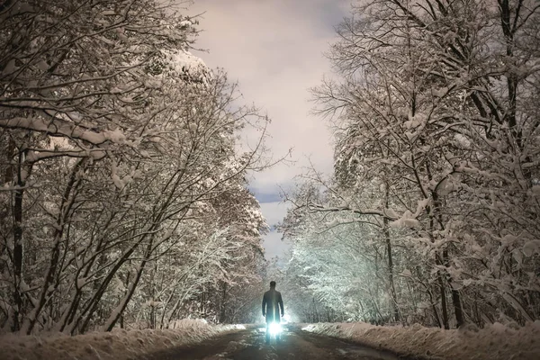 Mies Seisoo Lumisella Tiellä Kirkkaalla Taustalla — kuvapankkivalokuva