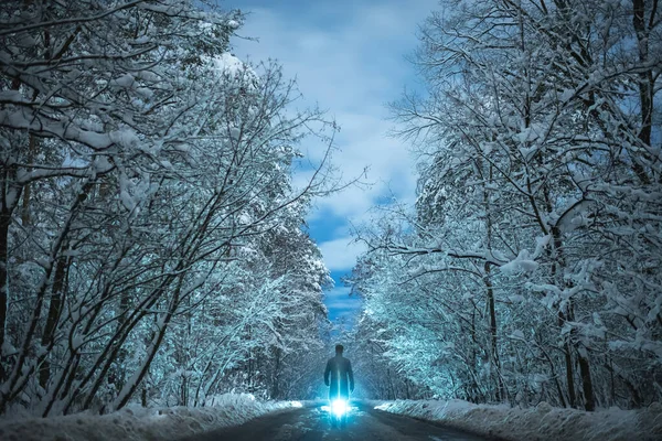 Mies Seisoo Lumisella Tiellä Kirkkaalla Taustalla Ilta Aika — kuvapankkivalokuva