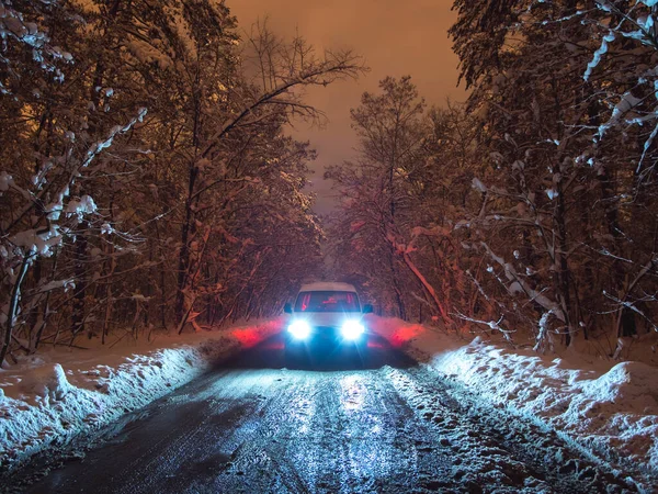 Auto Metsän Tiellä Ilta Aika — kuvapankkivalokuva