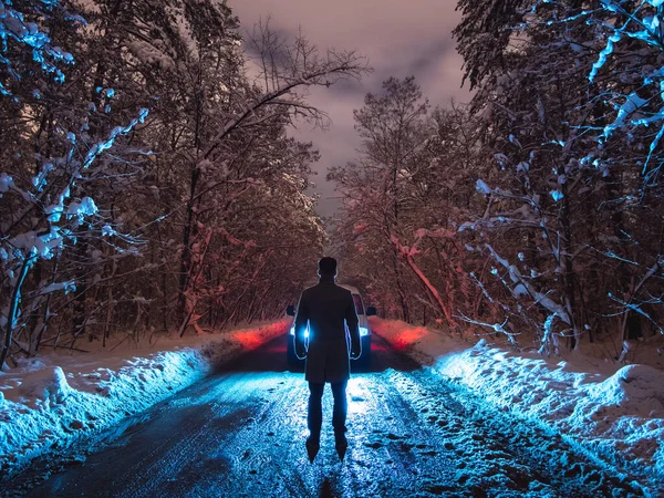 Mies Seisoo Metsätiellä Lähellä Autoa Ilta Aika — kuvapankkivalokuva