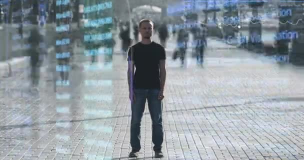 Der Attraktive Mann Steht Dichten Strom Auf Holographischem Hintergrund Zeitraffer — Stockvideo