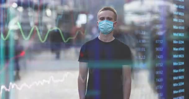 Mannen Medicinsk Mask Står Utomhus Holografisk Bakgrund Tidsfrist — Stockvideo