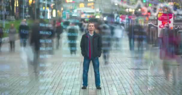 Молодой Человек Стоит Многолюдной Улице Голографическом Фоне Временной Промежуток — стоковое видео