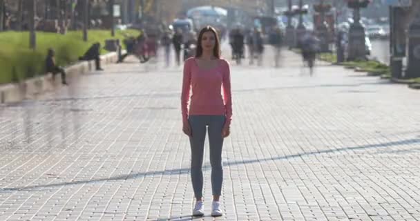 その魅力的な女性は混雑した流れの中に立っている 時間の経過 — ストック動画