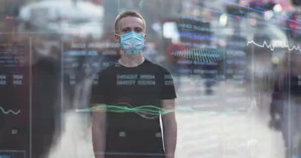 医療マスクの男はホログラフィックな背景の外に立っている 時間の経過 — ストック動画