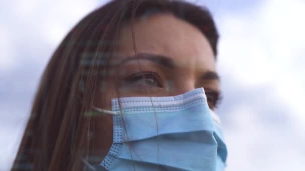 Vrouw Met Het Medisch Masker Staat Buiten Holografische Achtergrond Slow — Stockvideo