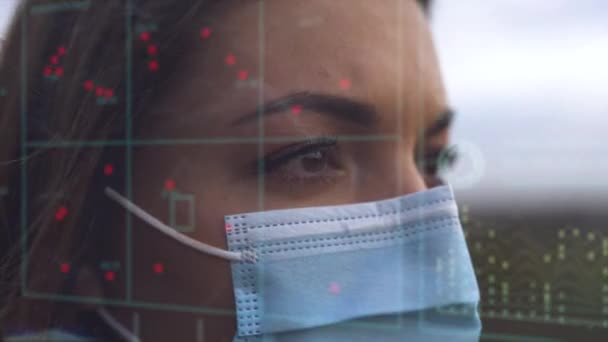 Kvinden Medicinsk Maske Står Udendørs Holografisk Baggrund Langsom Bevægelse – Stock-video