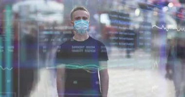 Tıbbi maskeli adam dışarıda holografik arka planda duruyor. zaman aşımı