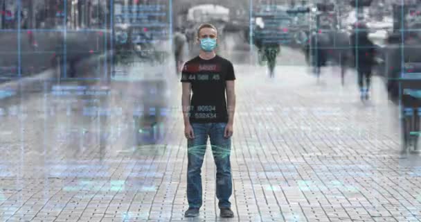 Hombre Con Máscara Médica Está Afuera Con Antecedentes Holográficos Lapso — Vídeos de Stock