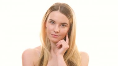 Mutlu kadın beyaz arka planda flört ediyor.