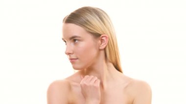 Beyaz arka planda poz veren seksi kadın.