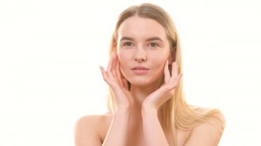 Beyaz arka planda el kol hareketi yapan seksi kadın.