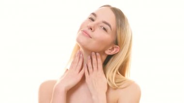 Beyaz arka planda flört eden kız.