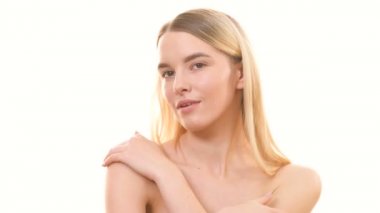 Beyaz arka planda flört eden kadın.