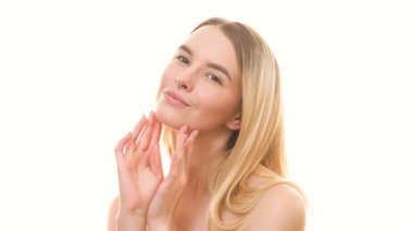 Beyaz arka planda flört eden güzel kız.