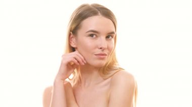 Beyaz arka planda flört eden güzel kadın.