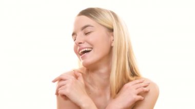 Beyaz arka planda flört eden kız.