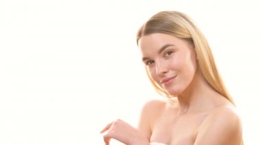 Beyaz arka planda flört eden çekici kadın.