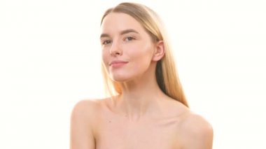 Beyaz arka planda poz veren çekici kız.