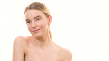 Beyaz arka planda poz veren güzel kız.