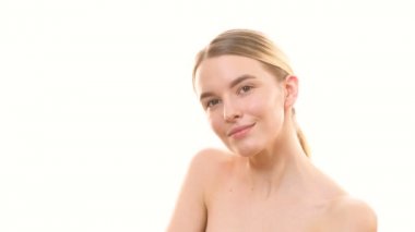 Beyaz arka planda poz veren güzel kız.