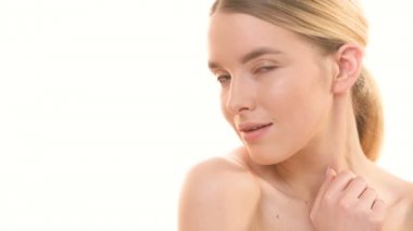 Seksi kadın beyaz arka planda flört ediyor.