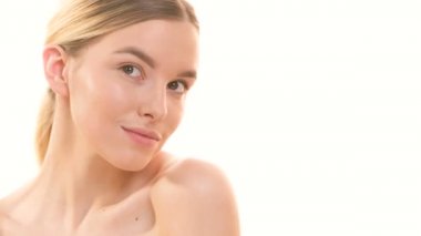 Beyaz arka planda poz veren seksi kadın.