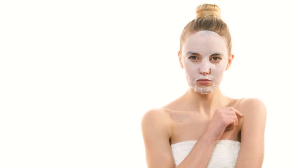 Schattige Vrouw Met Een Schoon Gezicht Masker Flirt Witte Achtergrond — Stockvideo