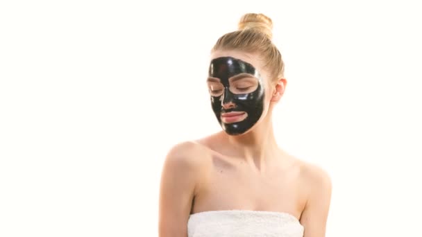 Hermosa Chica Con Una Máscara Cuidado Facial Negro Haciendo Gestos — Vídeos de Stock