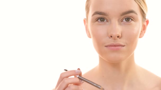 Hermosa Mujer Con Lápiz Cejas Coquetea Sobre Fondo Blanco — Vídeos de Stock