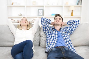 Erkek ve kadın kanepede dinleniyor.