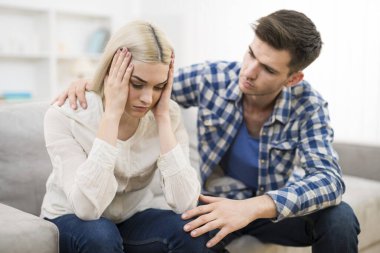 Depresyondaki kadına sarılan adam