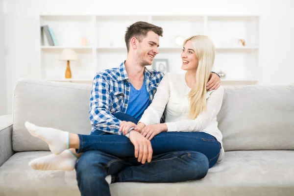 Casal Sorriso Relaxar Sofá — Fotografia de Stock