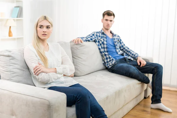 Die Unglückliche Frau Sitzt Neben Dem Mann Auf Dem Sofa — Stockfoto