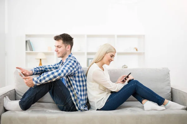 Homem Mulher Felizes Com Telefone Tablet Sentam Sofá — Fotografia de Stock