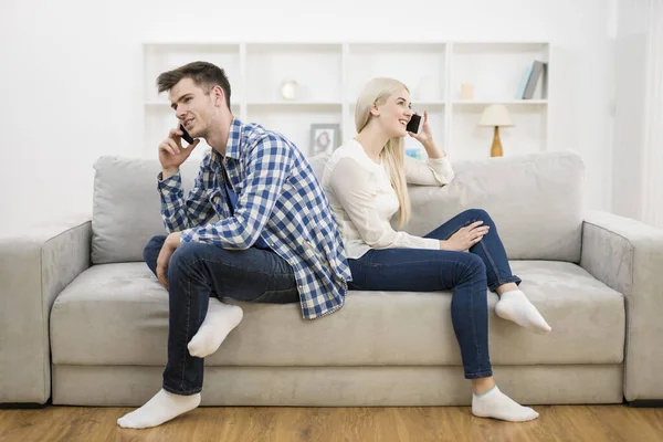 Homem Mulher Sentam Sofá Telefone — Fotografia de Stock